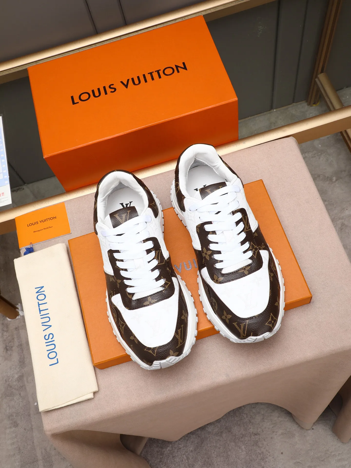Men's Shoes 💰660 L The Run Away Maxi sneaker debuts in the 2025 collection and continues the iconic design of the Run Away sneaker. The smooth cowhide leather upper features contrasting LV lettering and Vuitton logos, and a lightweight rubber wedge outsole evokes running shoe construction. High level of comfort. Looks good, wears well and matches well. Worth buying! 7 color selection size: 39-44 (45 customized)